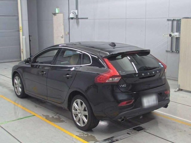VOLVO V40 2020