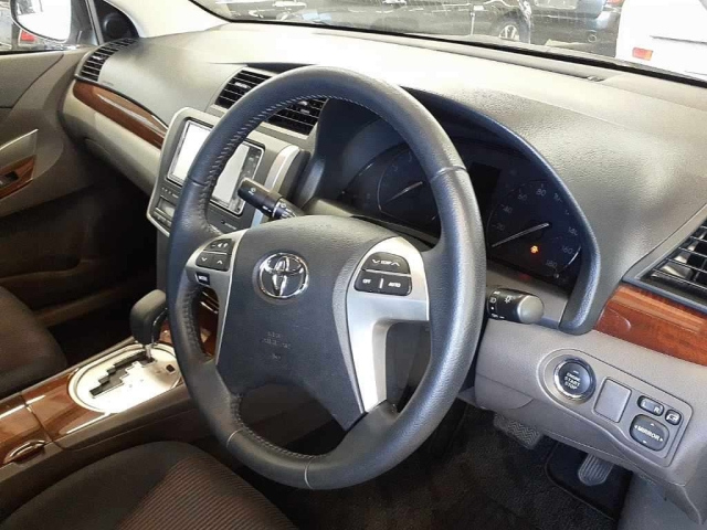 TOYOTA PREMIO 2013