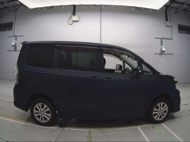 TOYOTA VOXY 2010