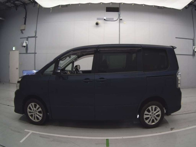 TOYOTA VOXY 2010