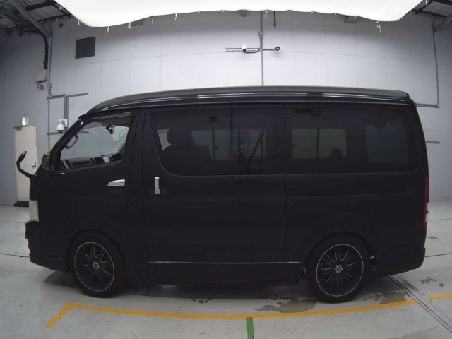 TOYOTA HIACE 2011