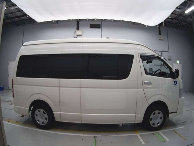 TOYOTA HIACE 2011