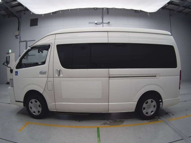 TOYOTA HIACE 2011