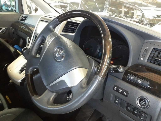 TOYOTA VELLFIRE 2013