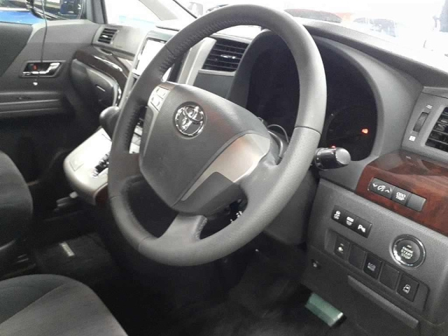 TOYOTA VELLFIRE 2013