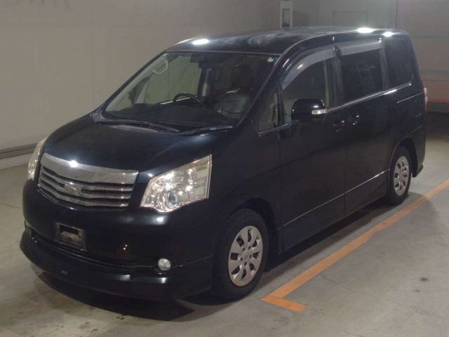 TOYOTA NOAH 2013