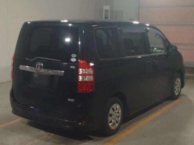 TOYOTA NOAH 2013