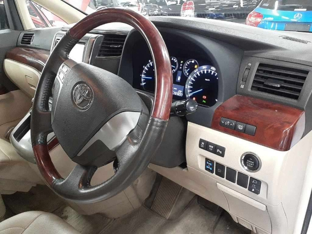 TOYOTA VELLFIRE 2010
