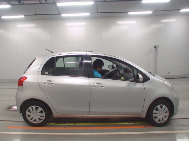 TOYOTA VITZ 2010