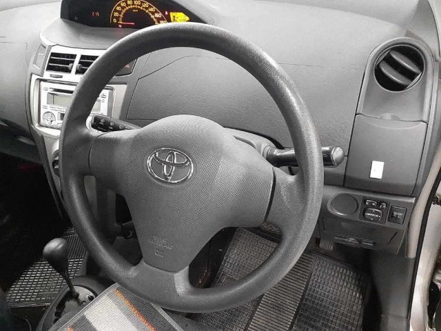 TOYOTA VITZ 2010