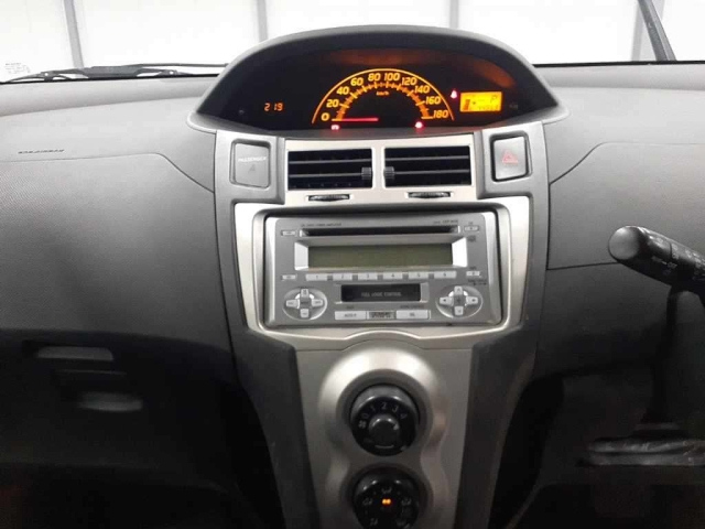 TOYOTA VITZ 2010