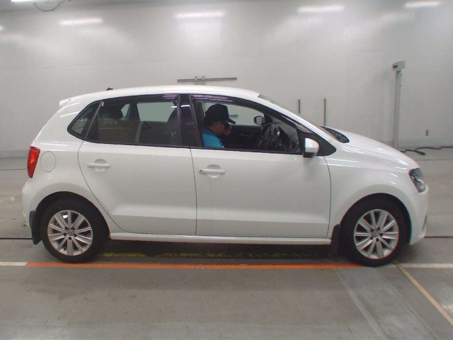 VOLKSWAGEN POLO 2015
