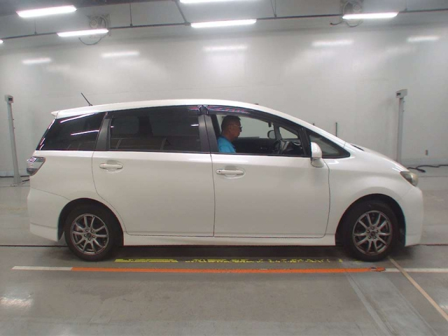 TOYOTA WISH 2012