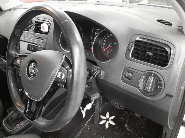 VOLKSWAGEN POLO 2015