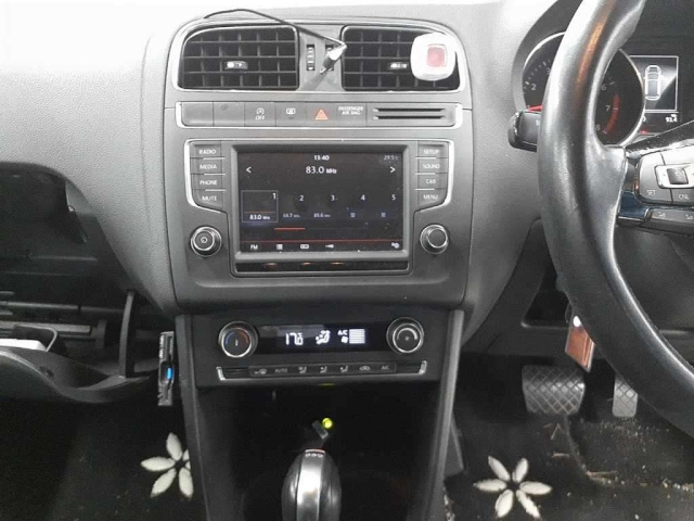 VOLKSWAGEN POLO 2015