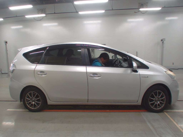 TOYOTA PRIUS ALPHA 2013