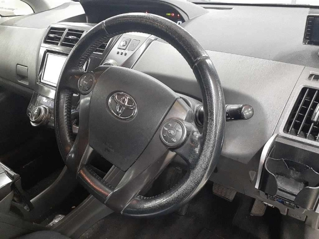 TOYOTA PRIUS ALPHA 2013