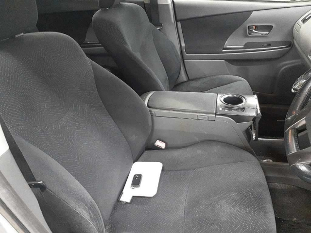 TOYOTA PRIUS ALPHA 2013