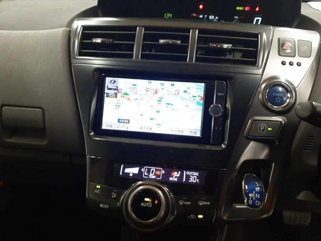 TOYOTA PRIUS ALPHA 2013