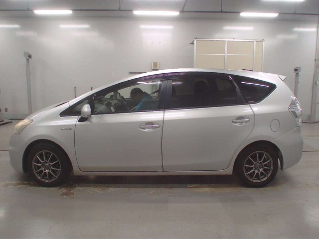 TOYOTA PRIUS ALPHA 2013