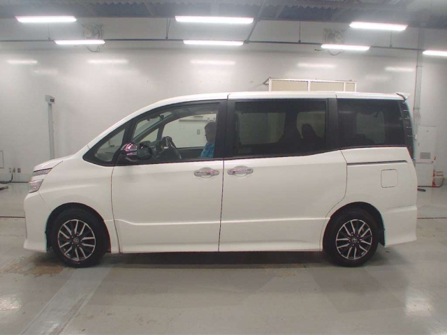 TOYOTA VOXY 2016