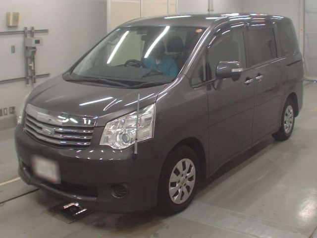 TOYOTA NOAH 2013