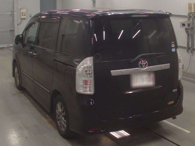 TOYOTA VOXY 2011
