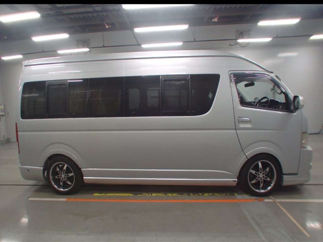 TOYOTA HIACE VAN 2009