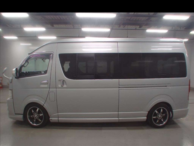 TOYOTA HIACE VAN 2009
