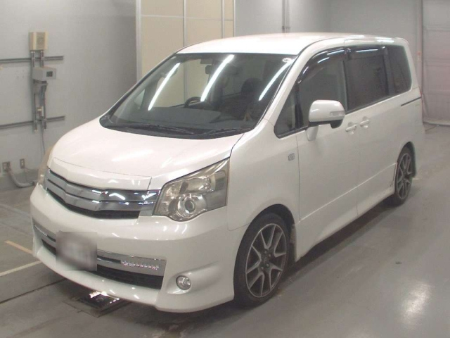 TOYOTA NOAH 2010