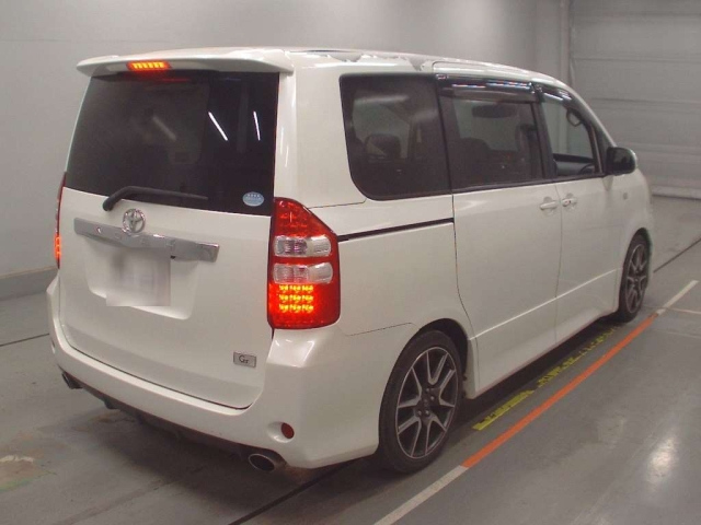 TOYOTA NOAH 2010