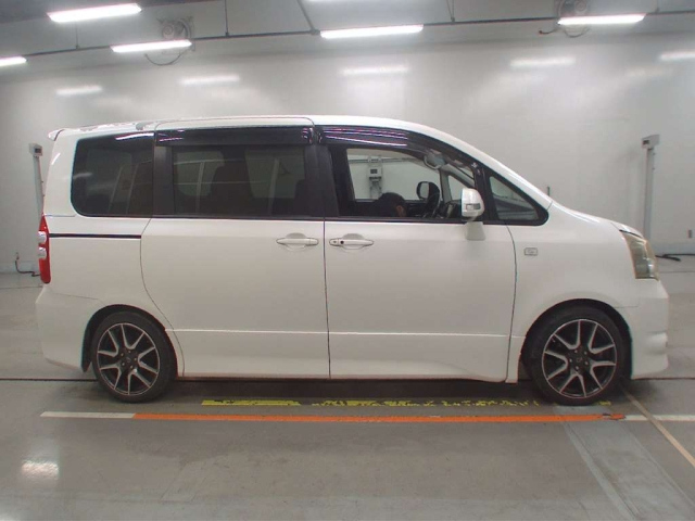 TOYOTA NOAH 2010