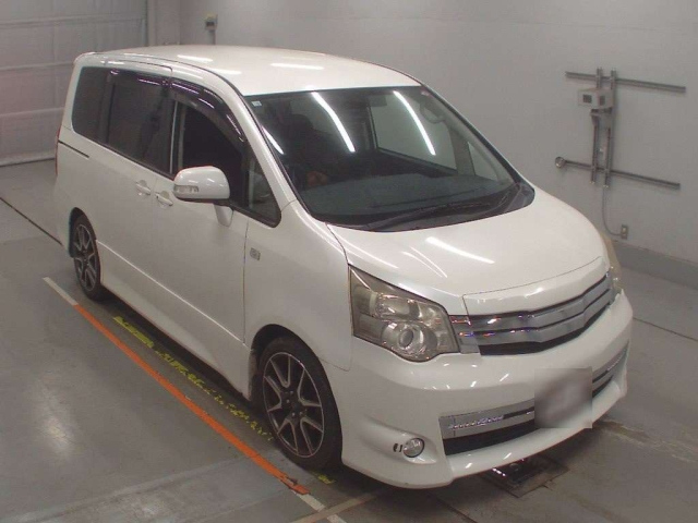 TOYOTA NOAH 2010