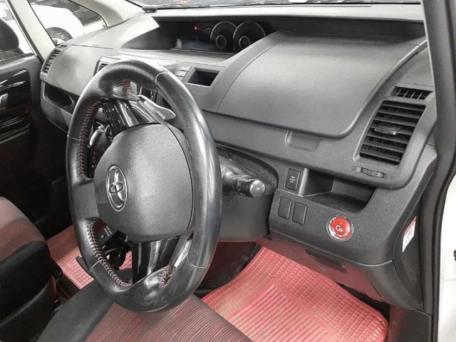 TOYOTA NOAH 2010