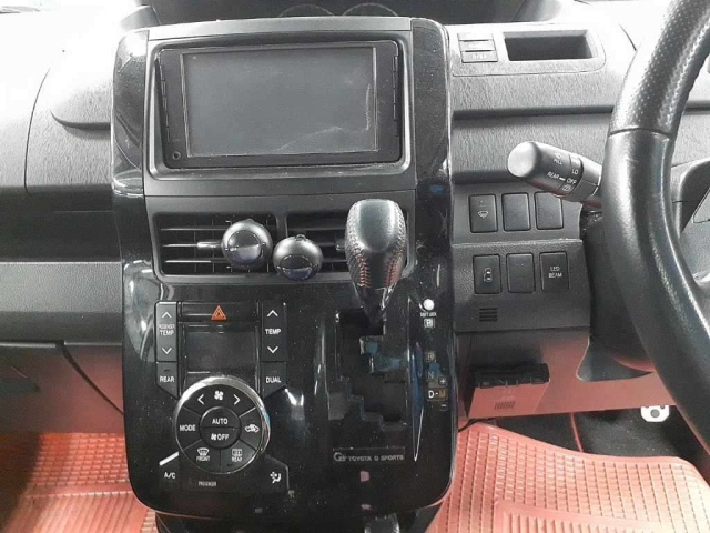 TOYOTA NOAH 2010