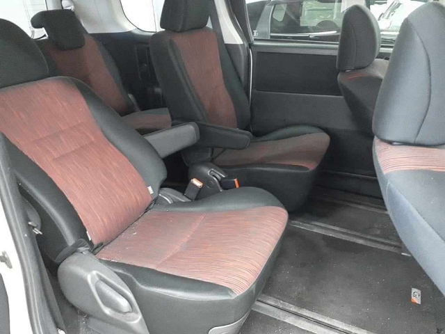 TOYOTA NOAH 2010