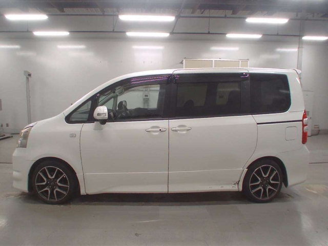 TOYOTA NOAH 2010