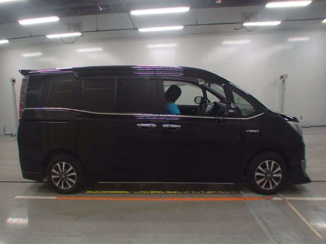 TOYOTA ESQUIRE 2019