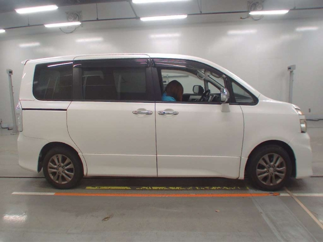 TOYOTA VOXY 2010