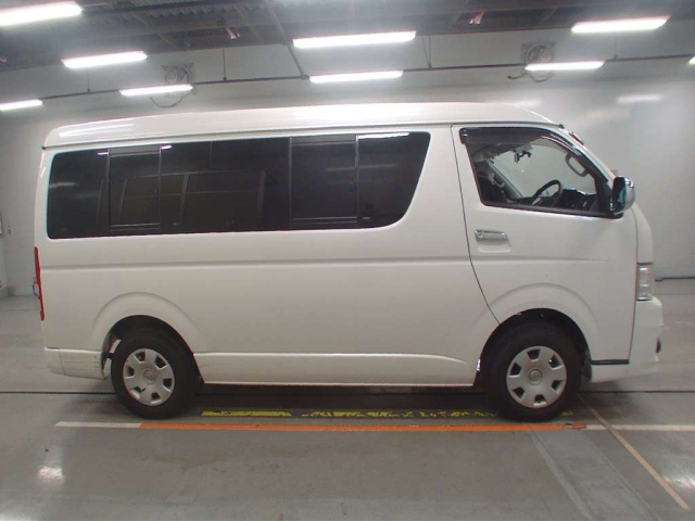 TOYOTA HIACE 2012