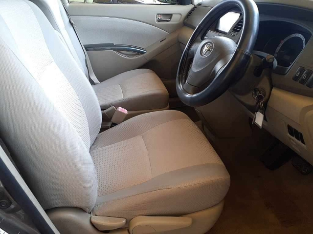 TOYOTA ISIS 2009