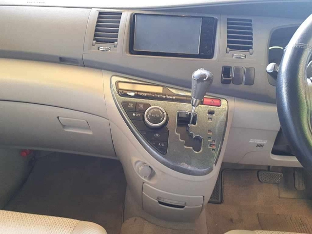 TOYOTA ISIS 2009