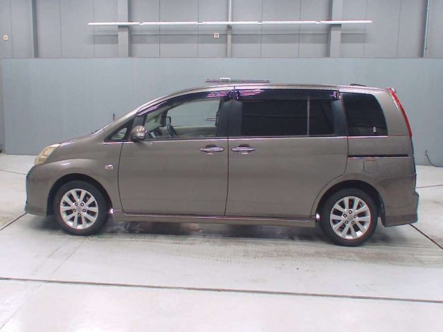 TOYOTA ISIS 2009