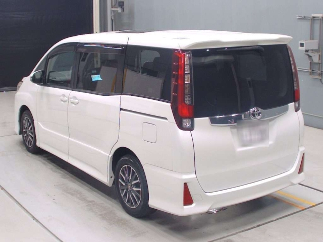 TOYOTA NOAH 2014