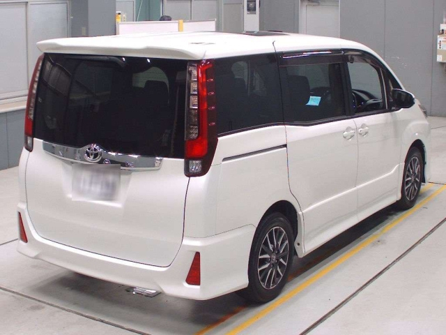 TOYOTA NOAH 2014