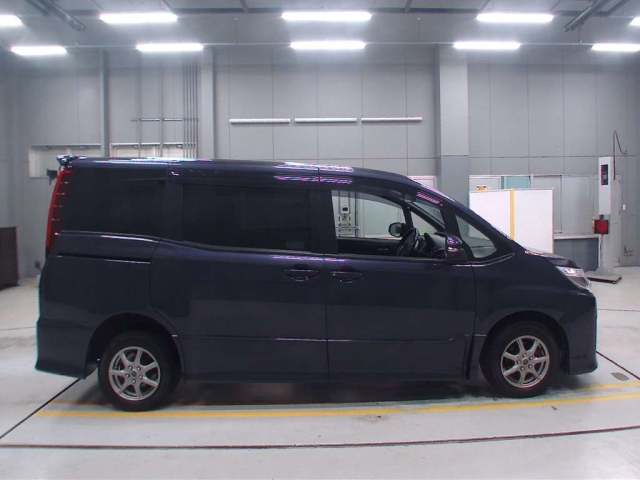 TOYOTA NOAH 2014