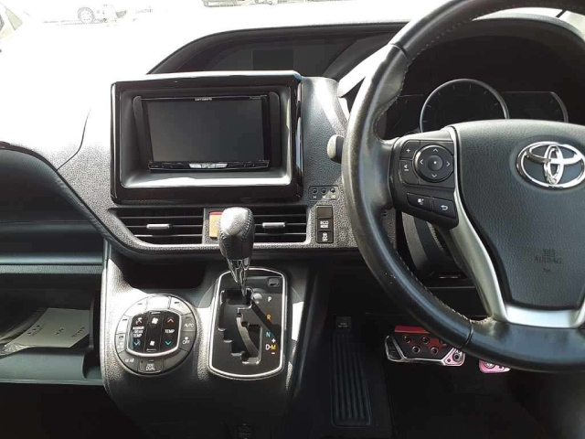 TOYOTA NOAH 2014