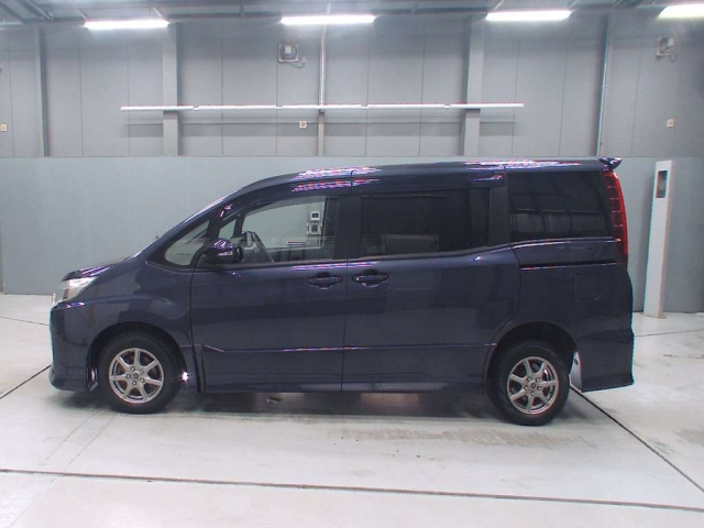 TOYOTA NOAH 2014