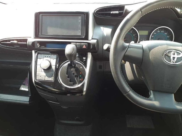 TOYOTA WISH 2011