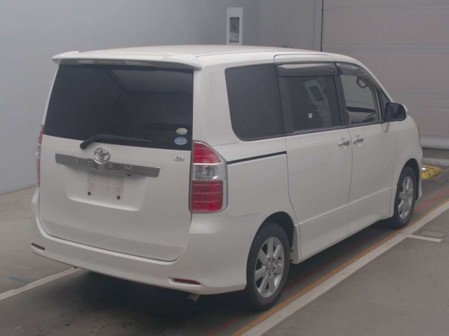 TOYOTA NOAH 2009